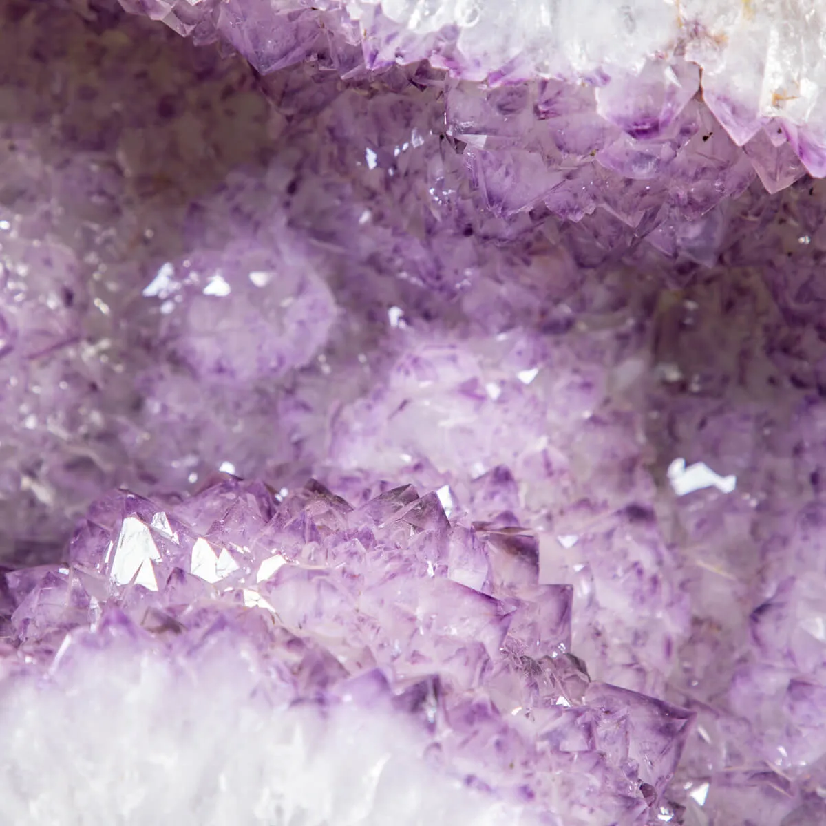 Geode di Ametista: Un Tesoro Naturale di Eleganza e Mistero.