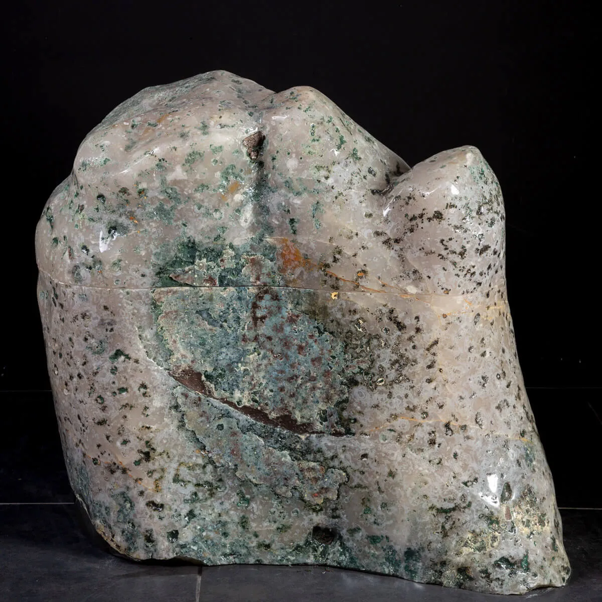 Geode di Ametista: Un Tesoro Naturale di Eleganza e Mistero.