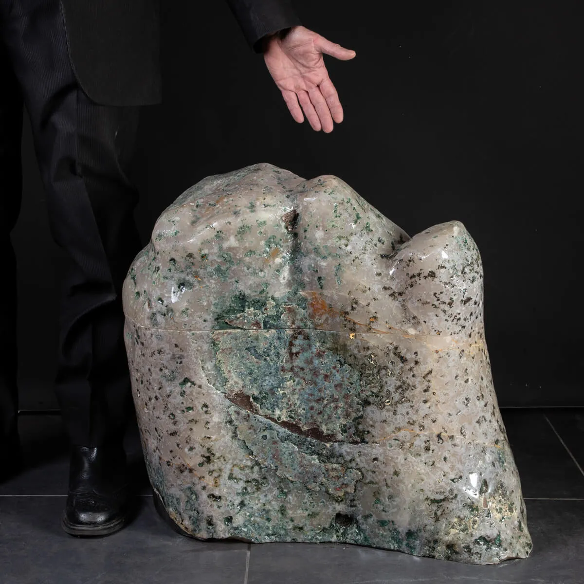 Geode di Ametista: Un Tesoro Naturale di Eleganza e Mistero.
