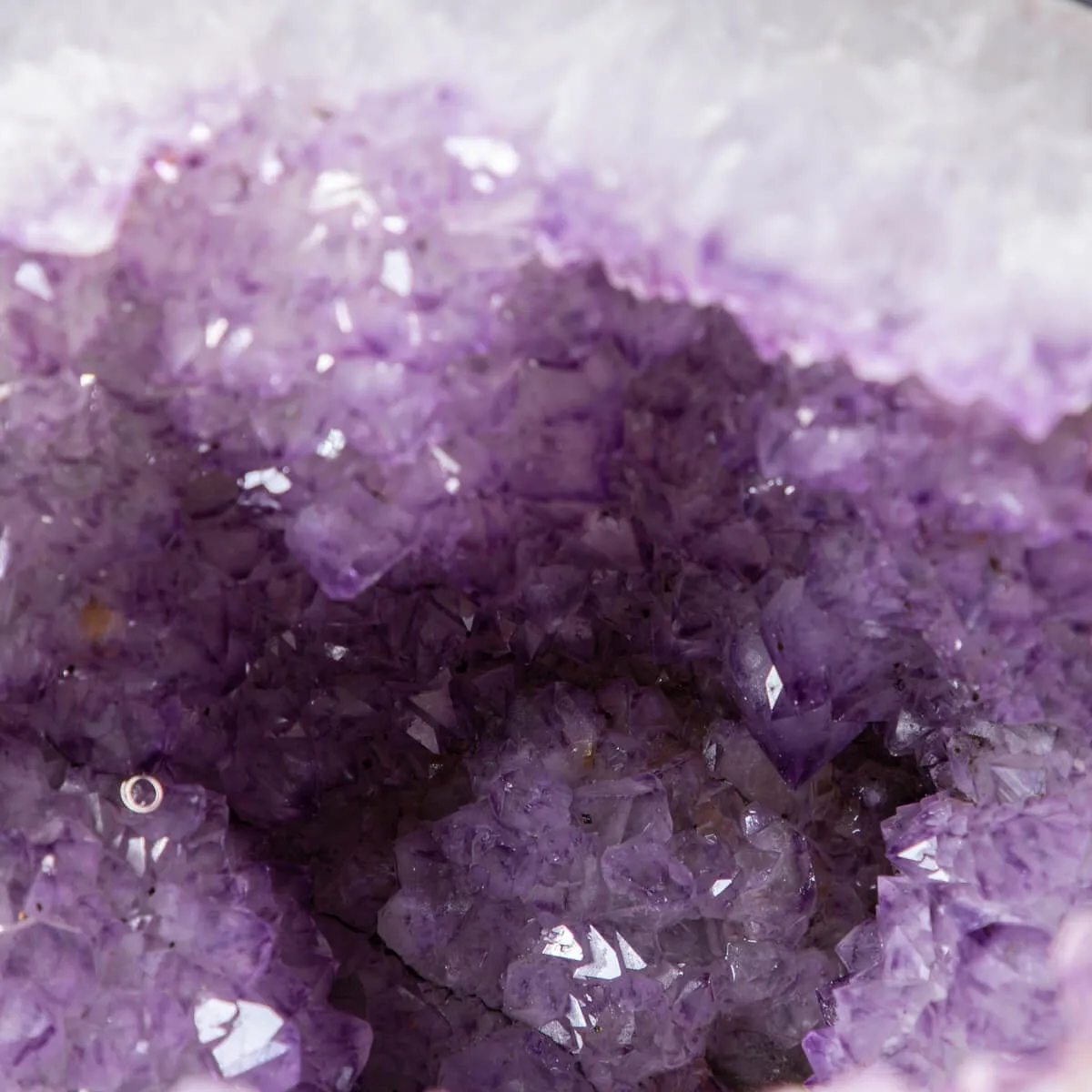 Geode di Ametista: Un Tesoro Naturale di Eleganza e Mistero.