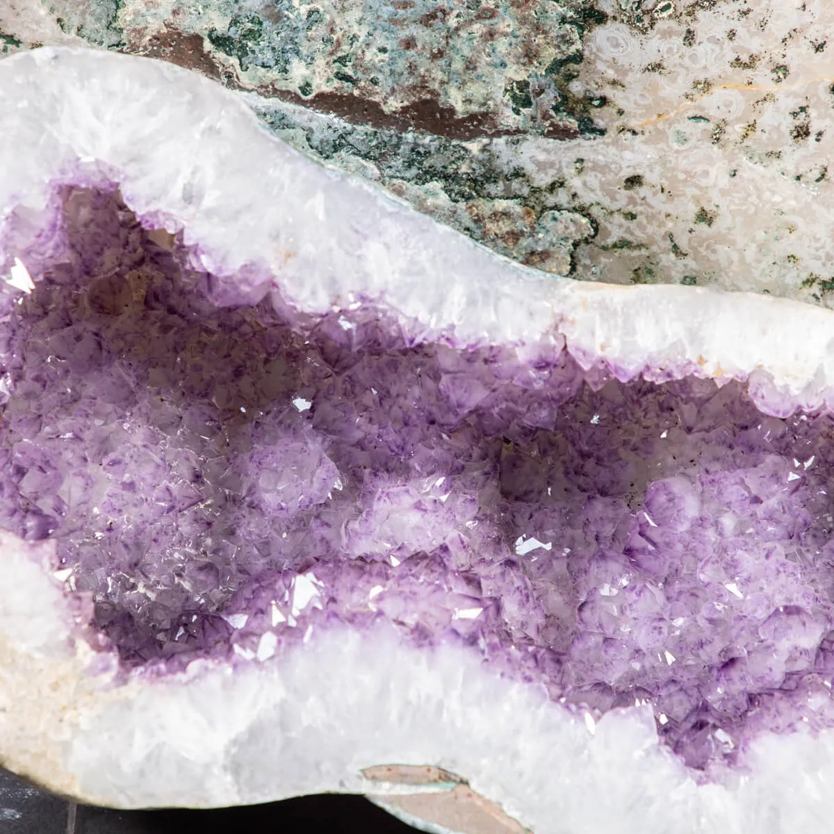 Geode di Ametista: Un Tesoro Naturale di Eleganza e Mistero.