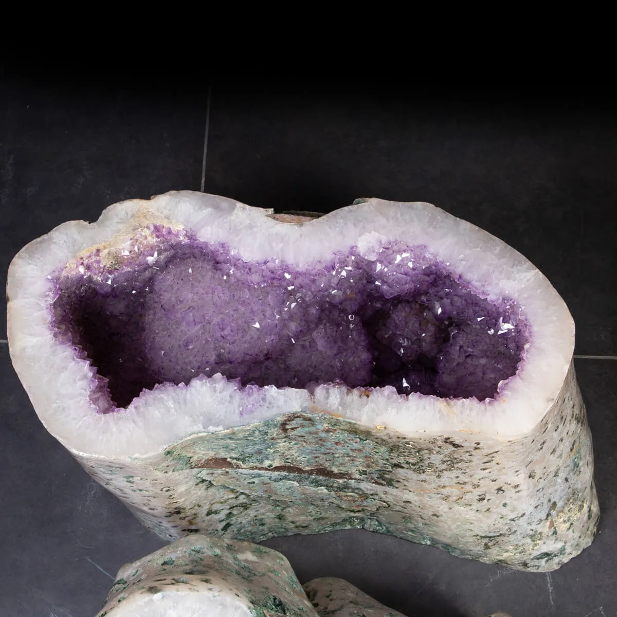 Geode di Ametista: Un Tesoro Naturale di Eleganza e Mistero.