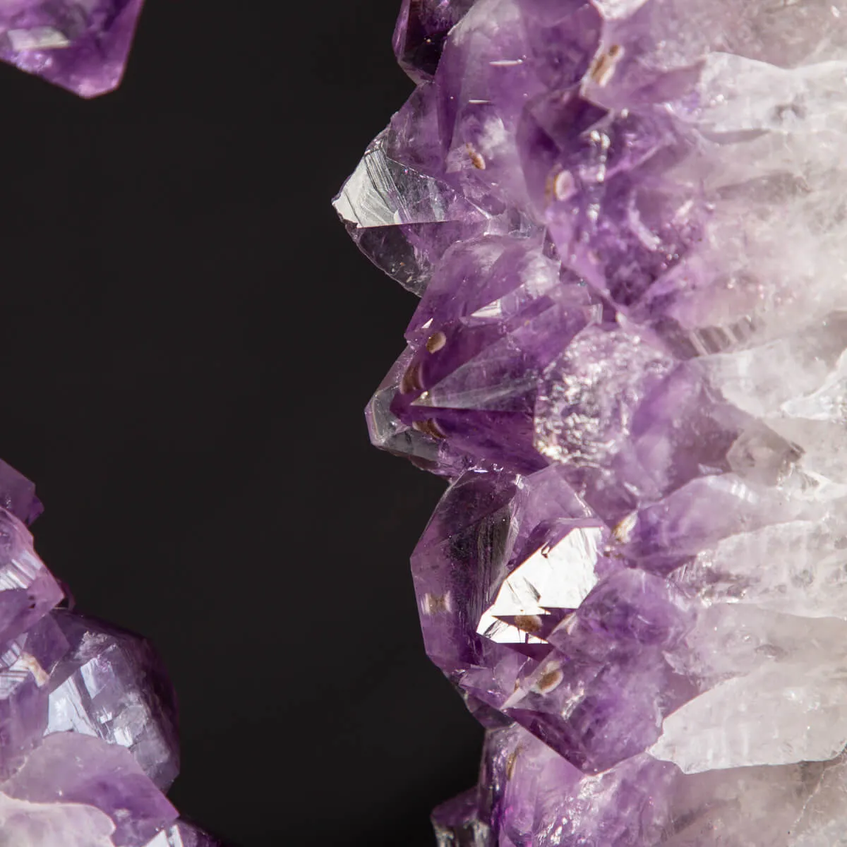 Geode di Ametista: Eleganza Naturale in Fetta di Cristallo.