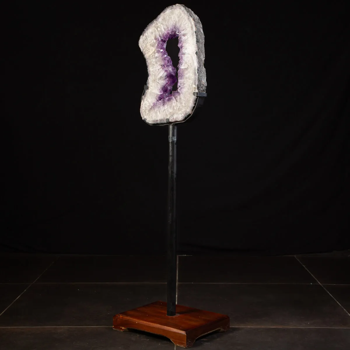 Geode di Ametista: Eleganza Naturale in Fetta di Cristallo.