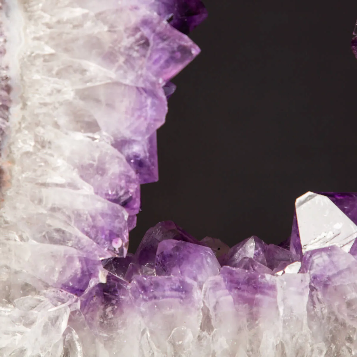 Fetta di Geode di Ametista: su Piantana in Ferro e Legno.
