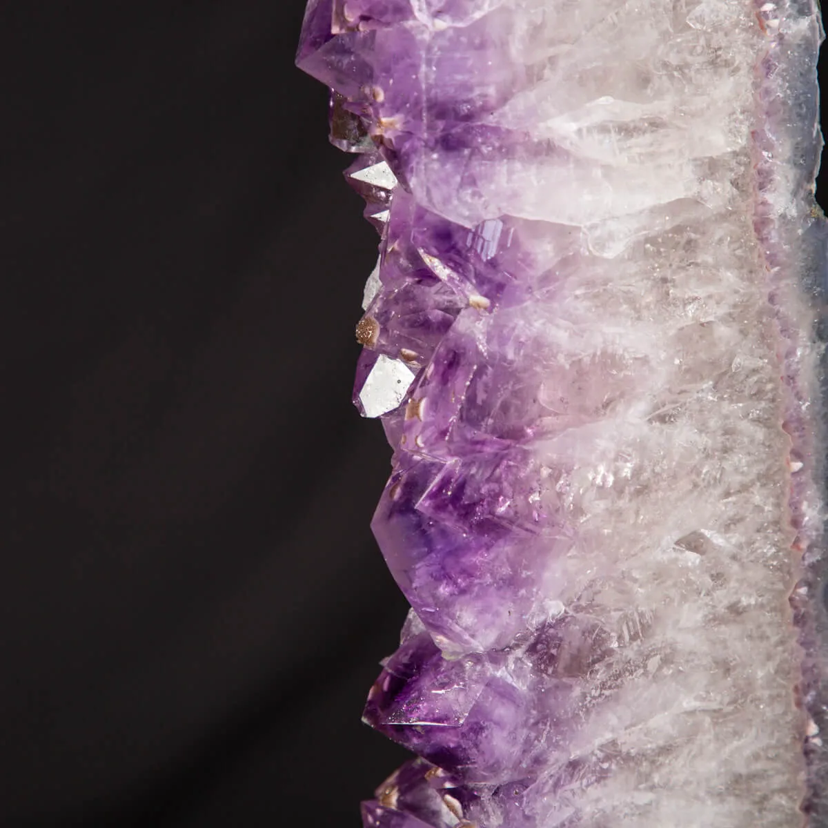 Ametista: Geode Tagliato per un Design Esclusivo.