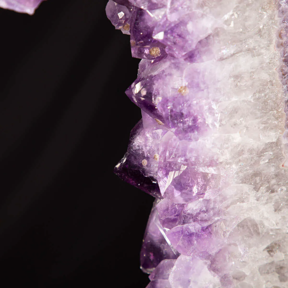 Ametista su Piantana: Un Minerale per il Tuo Spazio.