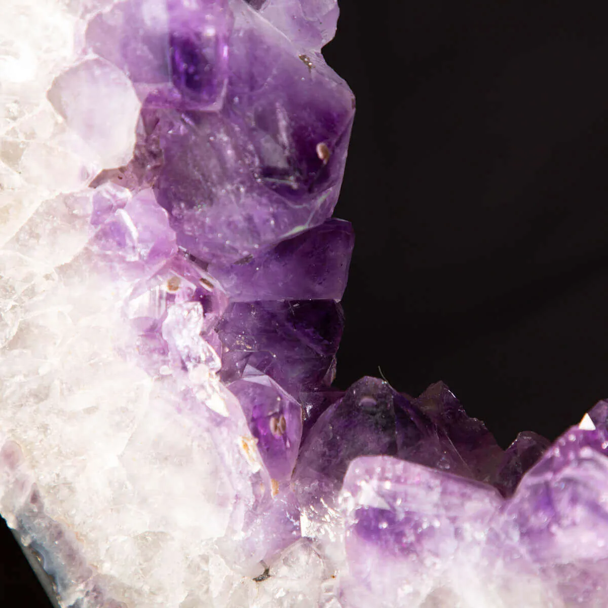Ametista su Piantana: Un Minerale per il Tuo Spazio.