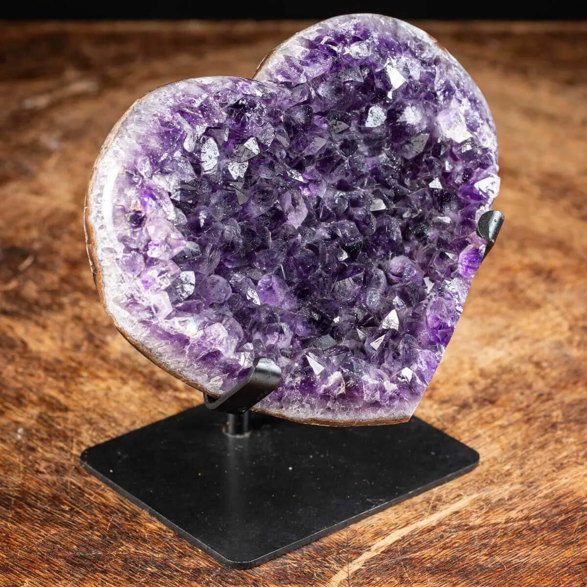 Drusa di ametista intagliata a forma di cuore.