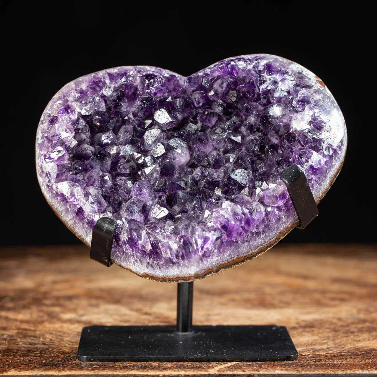 Drusa di ametista intagliata a forma di cuore.