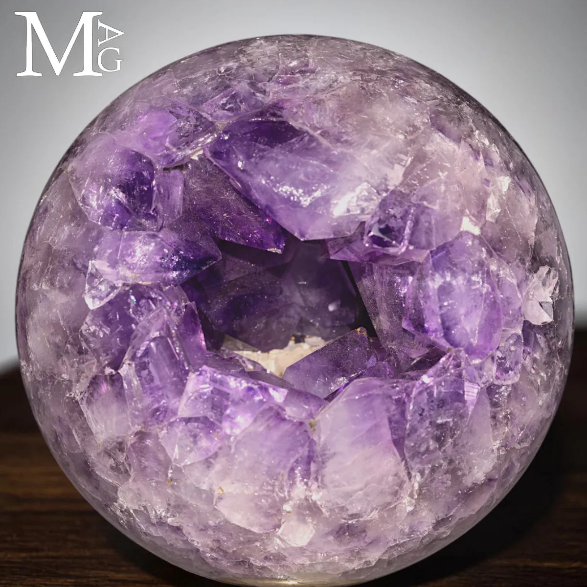 Sfera in Ametista Brasiliana da Geode con Cavità Naturale.