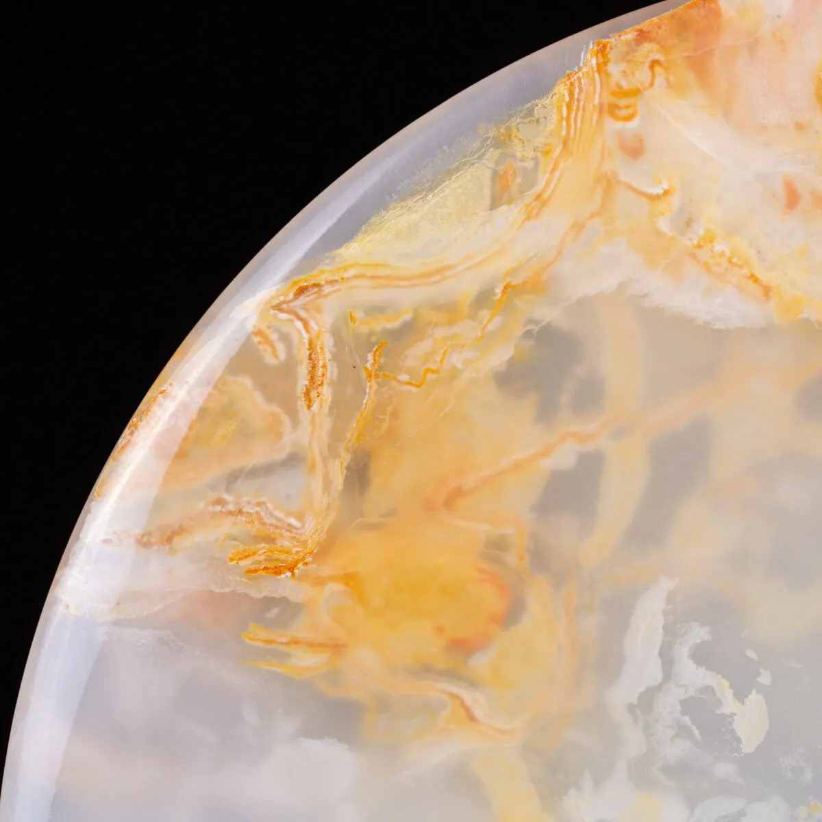 Disco di aragonite intagliato a forma di Donut.