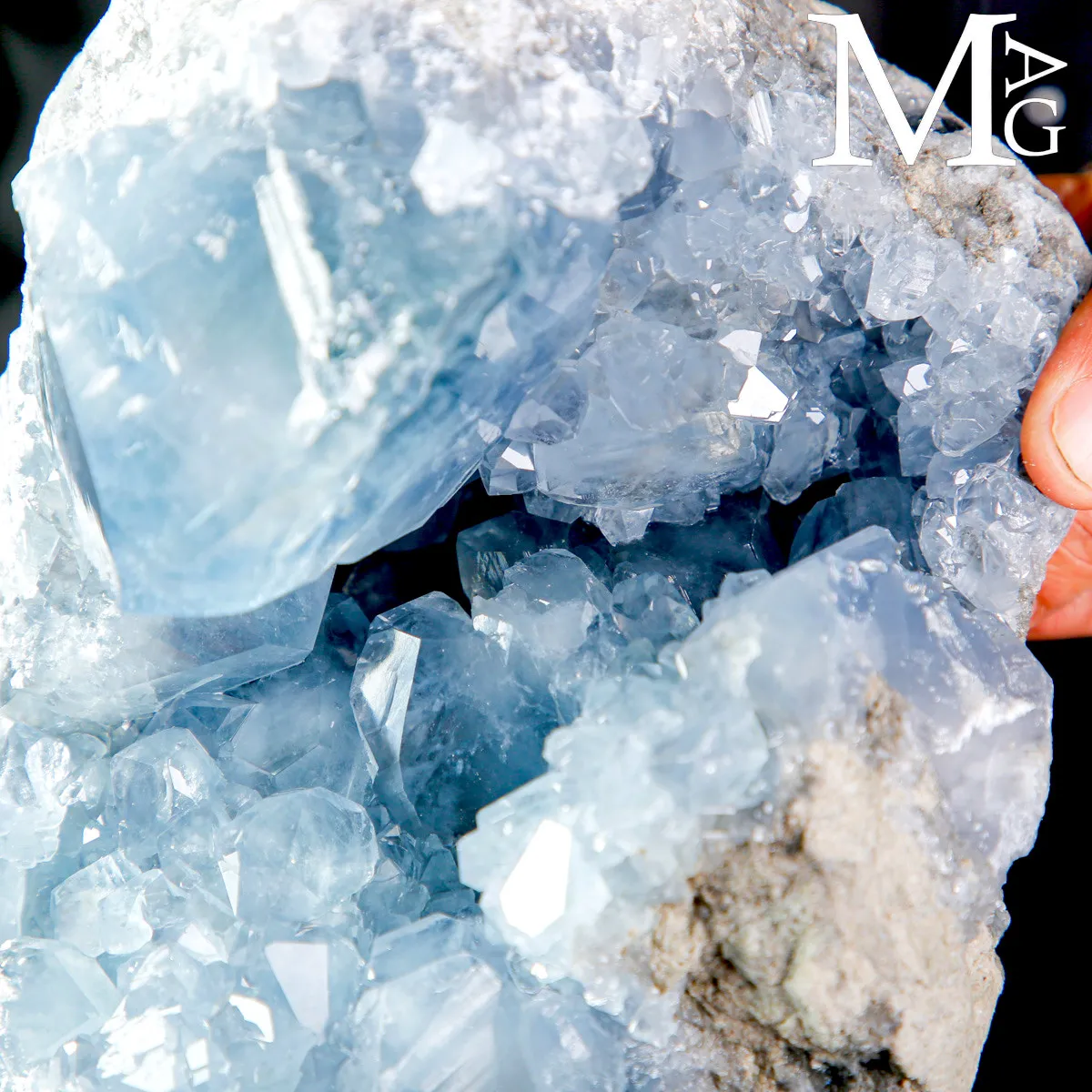 Celestina (Celestite) – Geode con cristalli.