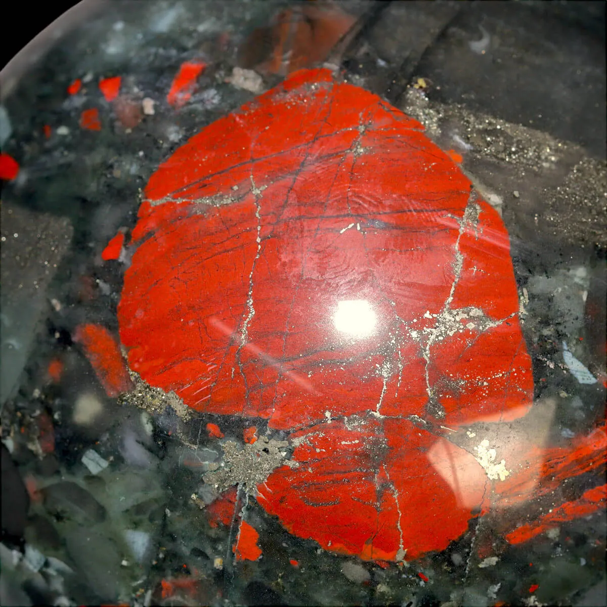 Sfera in Diaspro Sangue di Drago, Sud Africa - Eleganza e Forza Naturale.