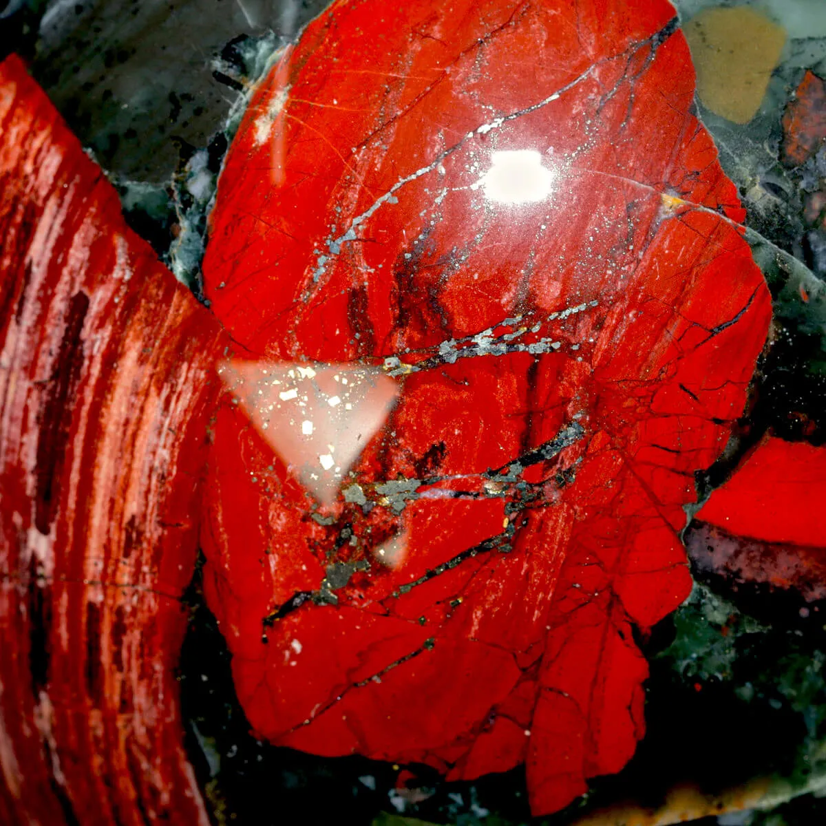 Sfera in Diaspro Sangue di Drago del Sudafrica - Eleganza Esotica per Collezionisti.