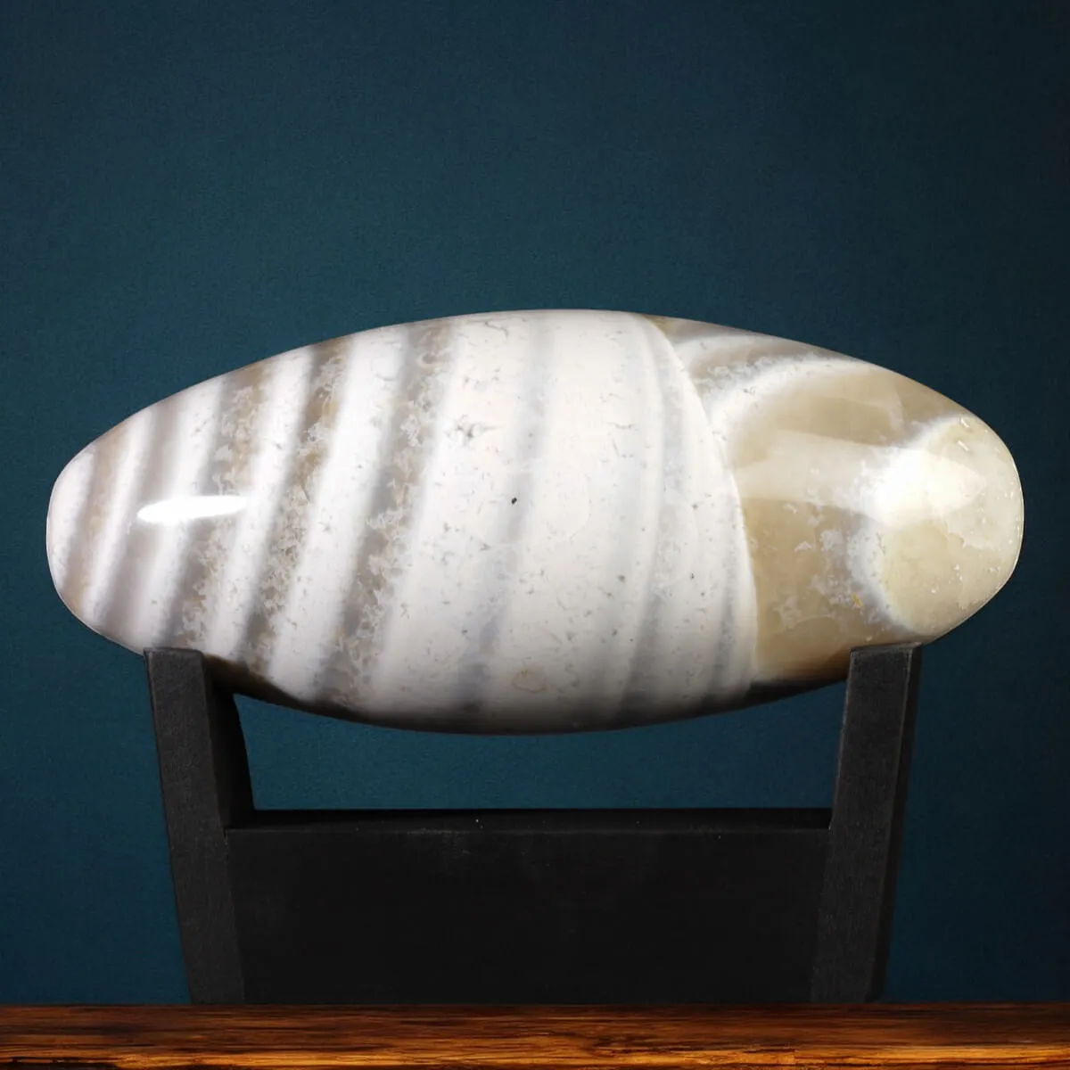Shiva Lingam in Diaspro Bianco Zebrato – Simbolo di Purezza ed Equilibrio.