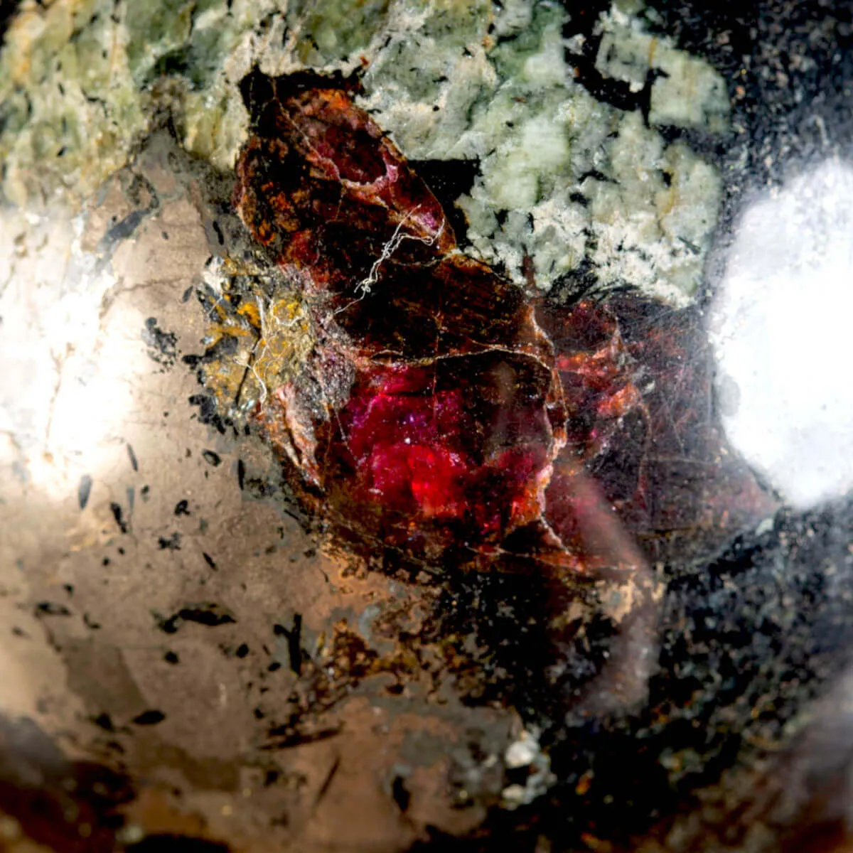 Eccellente Sfera di Eudialyte.