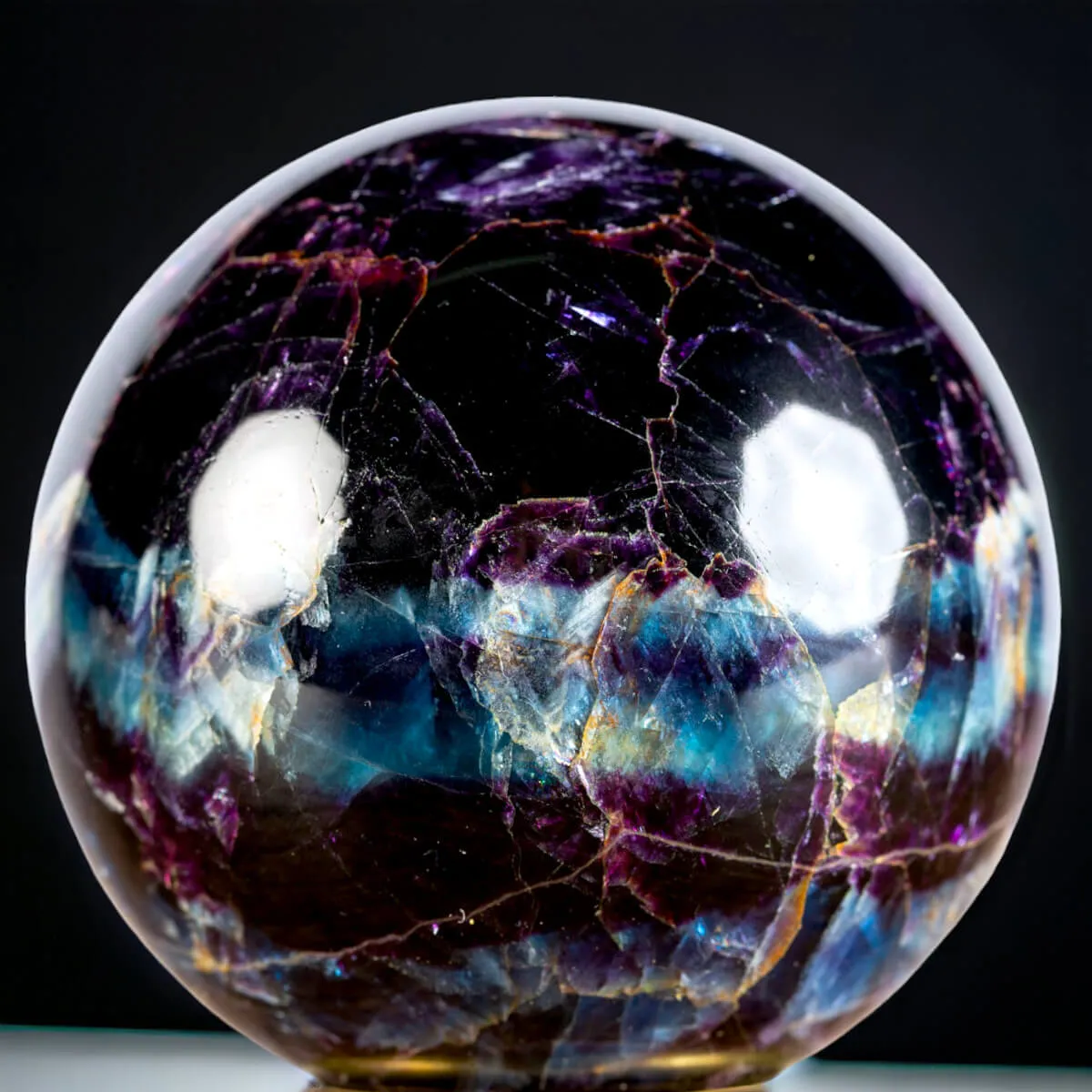 Eccezionale Sfera di Fluorite Nera e Cristalli Blu dalla Russia.