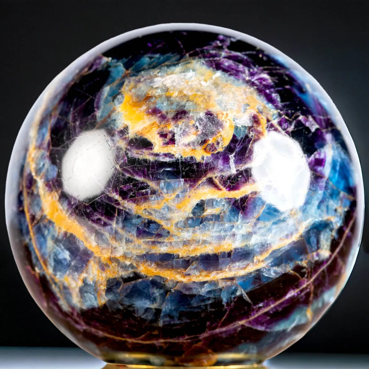 Eccezionale Sfera di Fluorite Nera e Cristalli Blu dalla Russia.