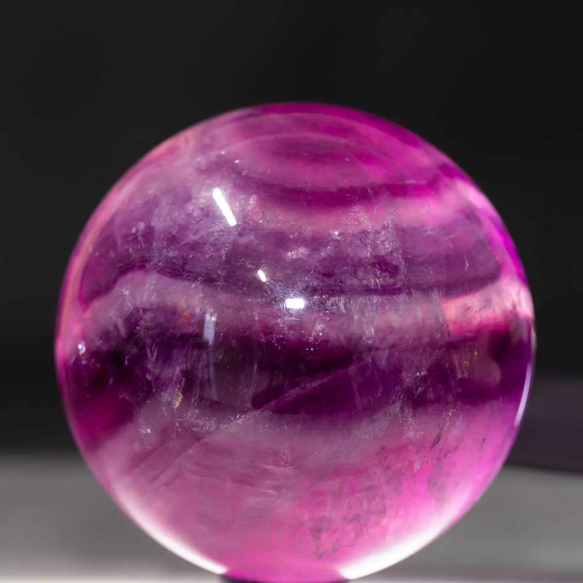 Sfera di Fluorite Naturale – Armonia di Colori e Trasparenze.
