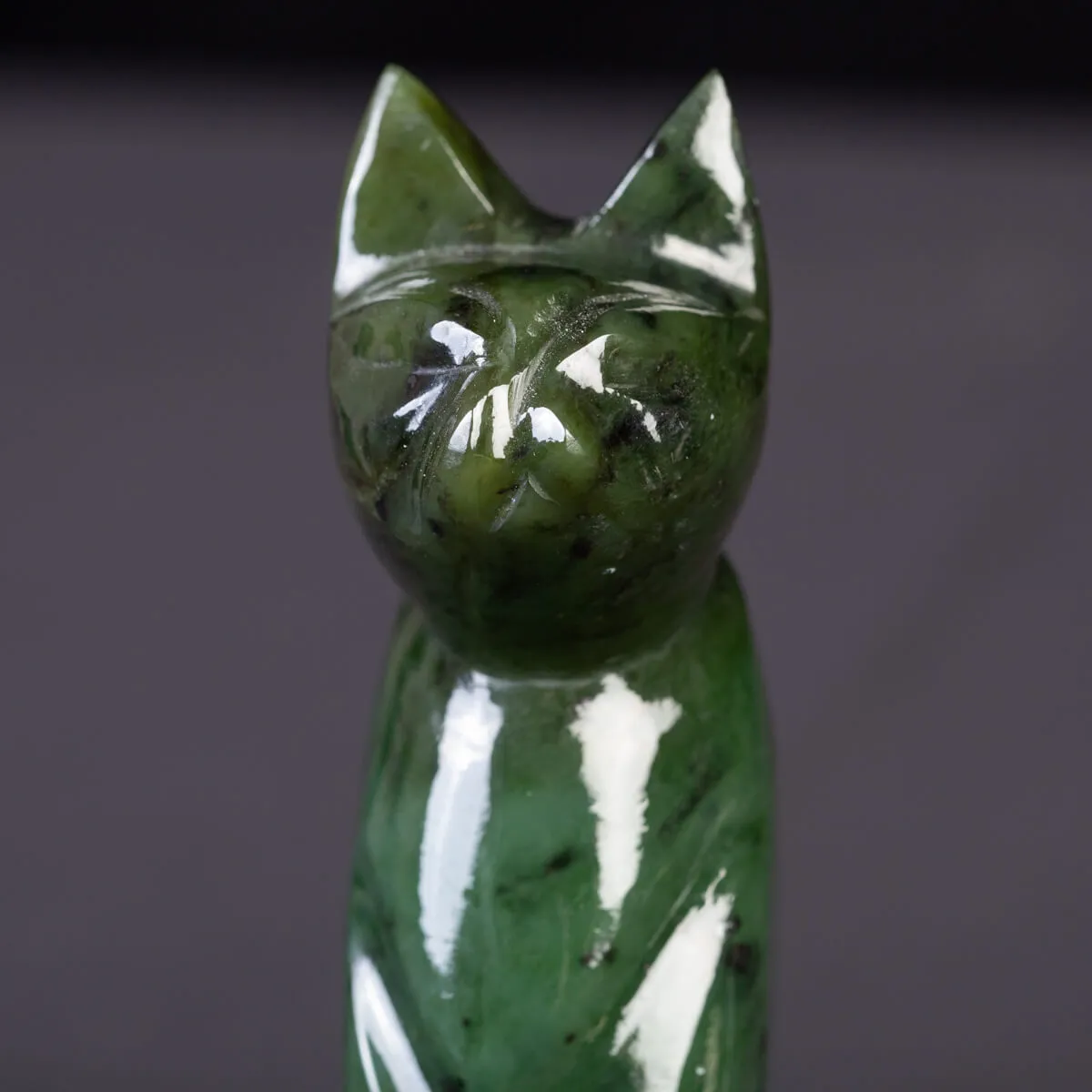 Intaglio in Giada di un Gatto Sacro.