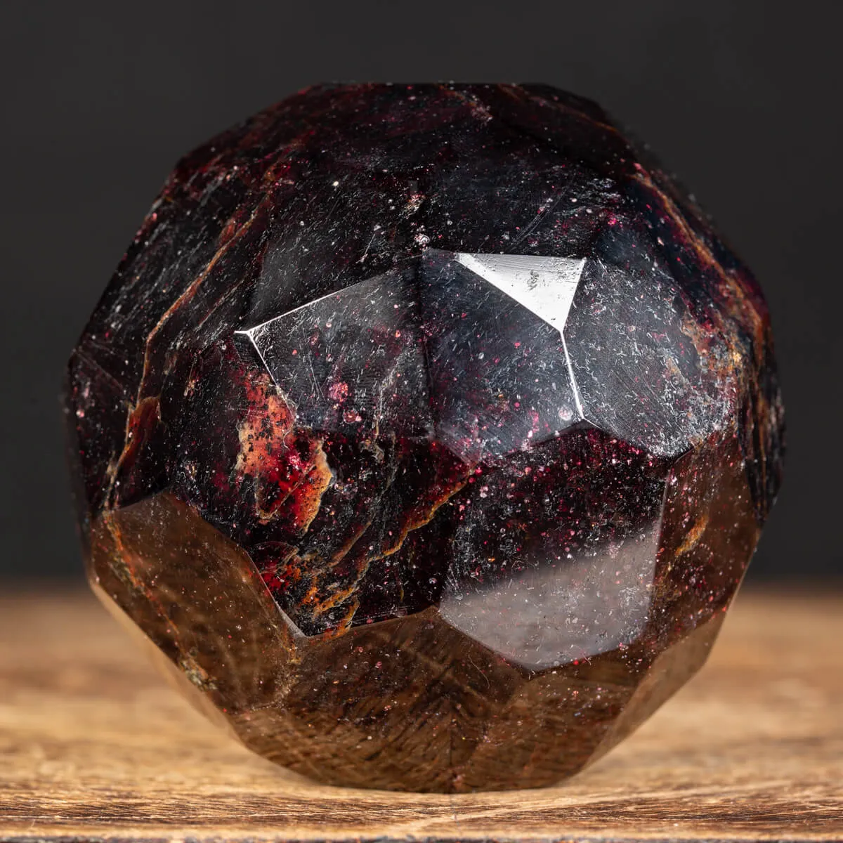 Sfera Sfaccettata in Granato