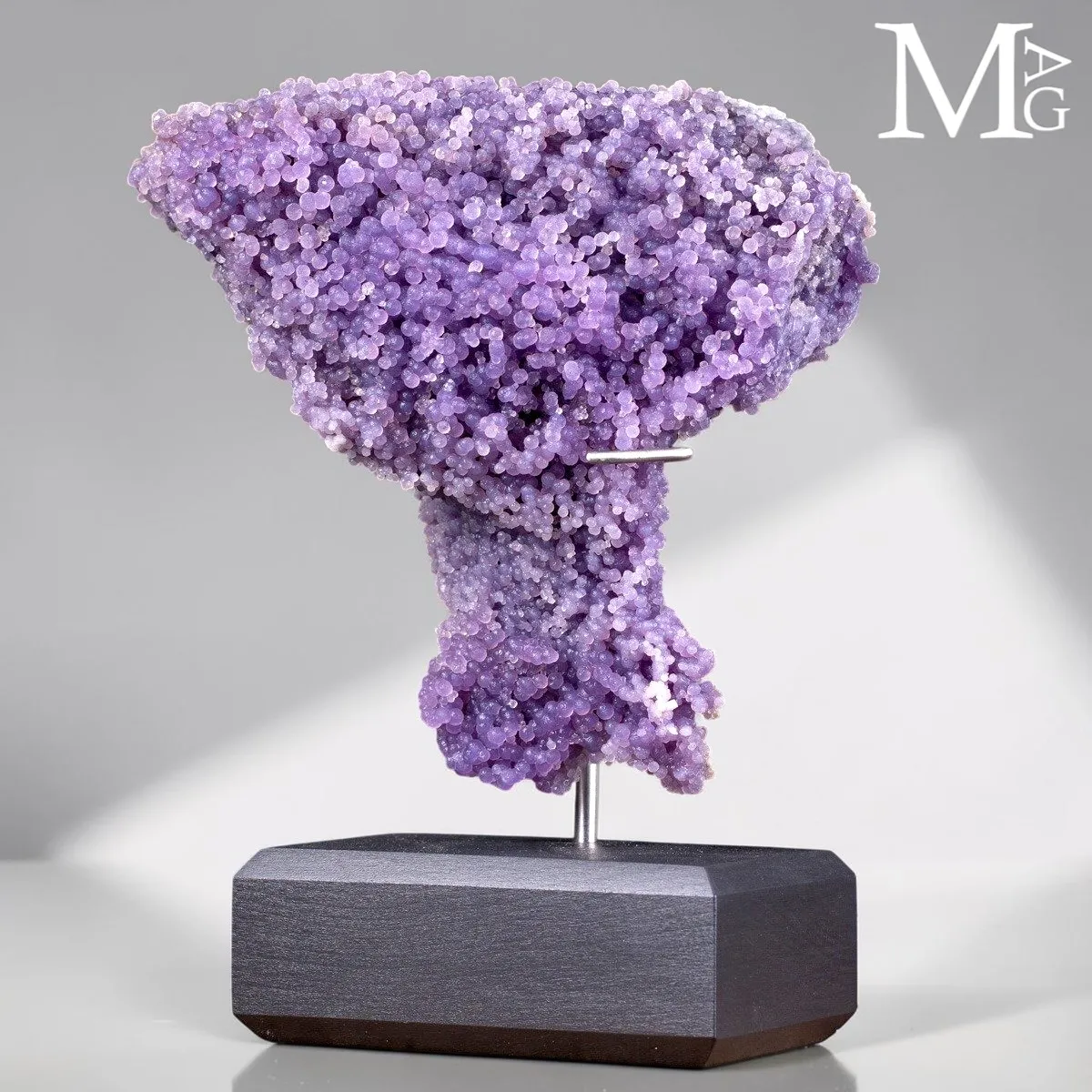 Grape Agate “Batu Manakarra” – Rara Scultura Minerale su Base in Acciaio