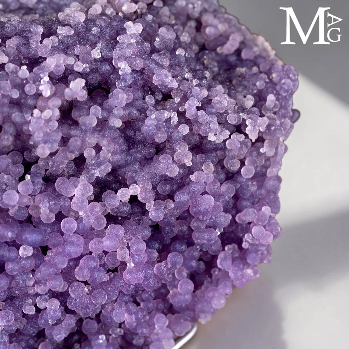 Grape Agate “Batu Manakarra” – Rara Scultura Minerale su Base in Acciaio