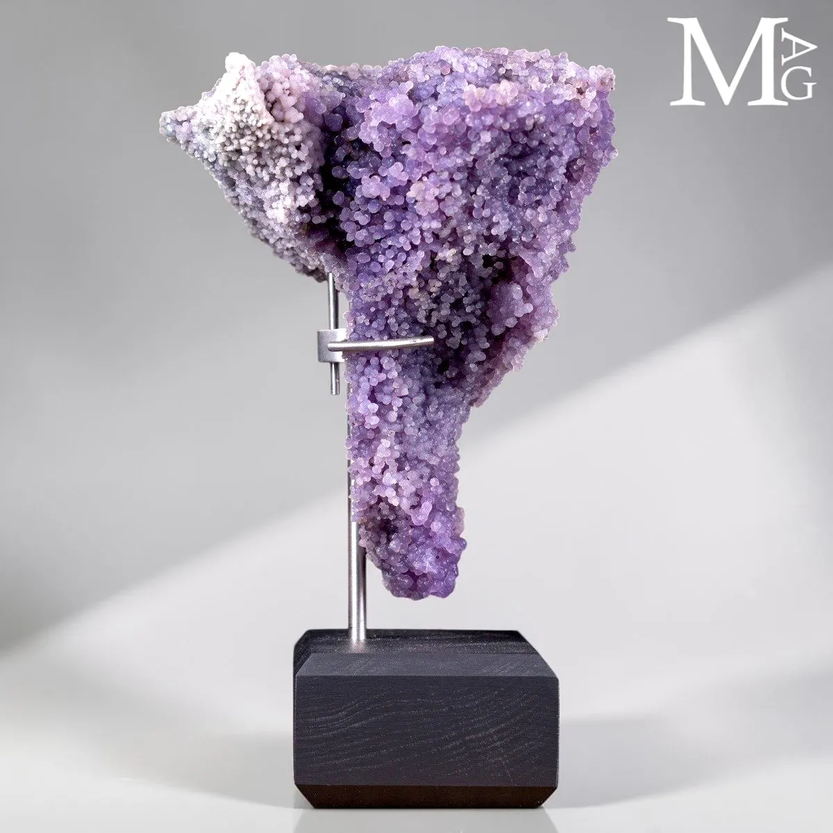 Grape Agate “Batu Manakarra” – Rara Scultura Minerale su Base in Acciaio