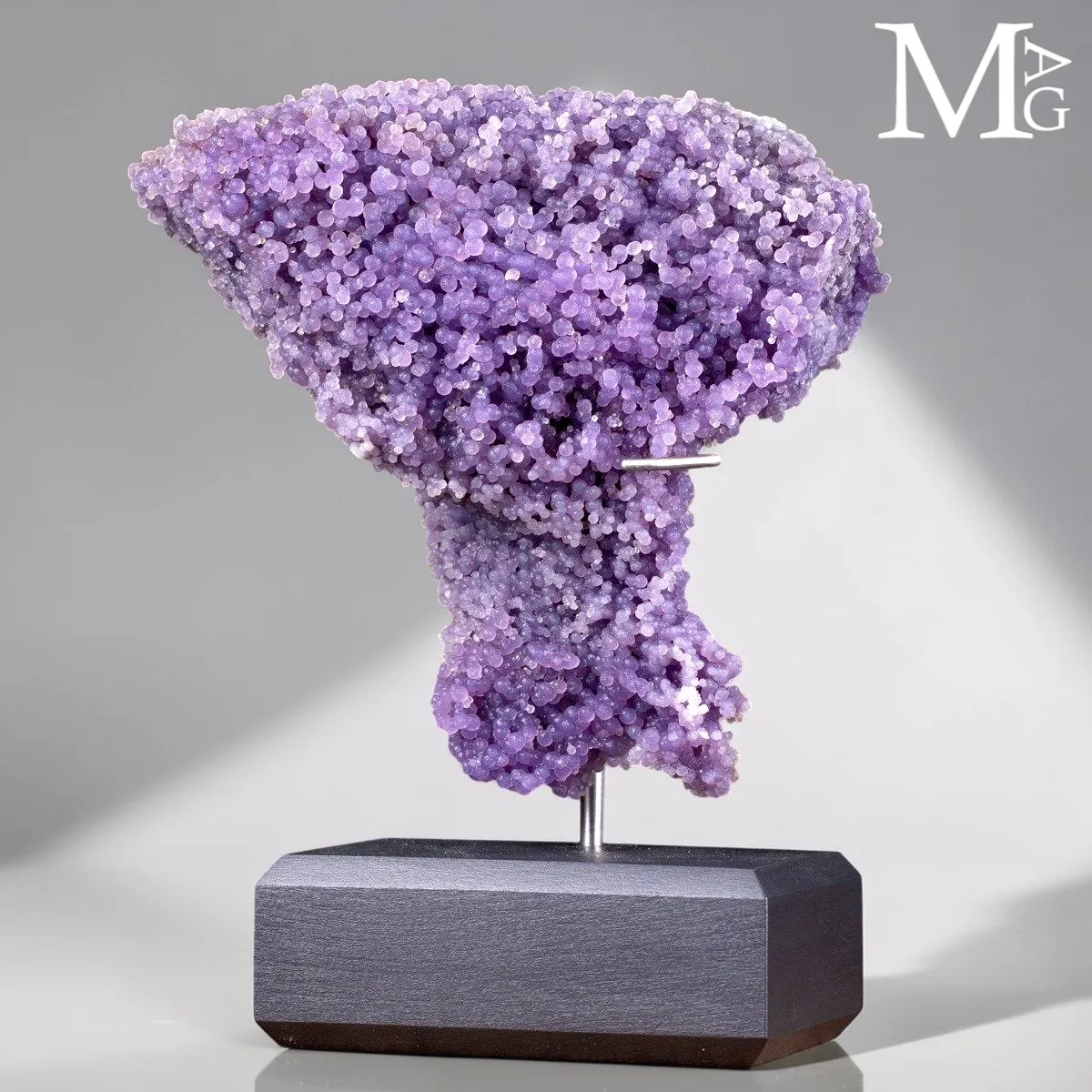 Grape Agate “Batu Manakarra” – Rara Scultura Minerale su Base in Acciaio