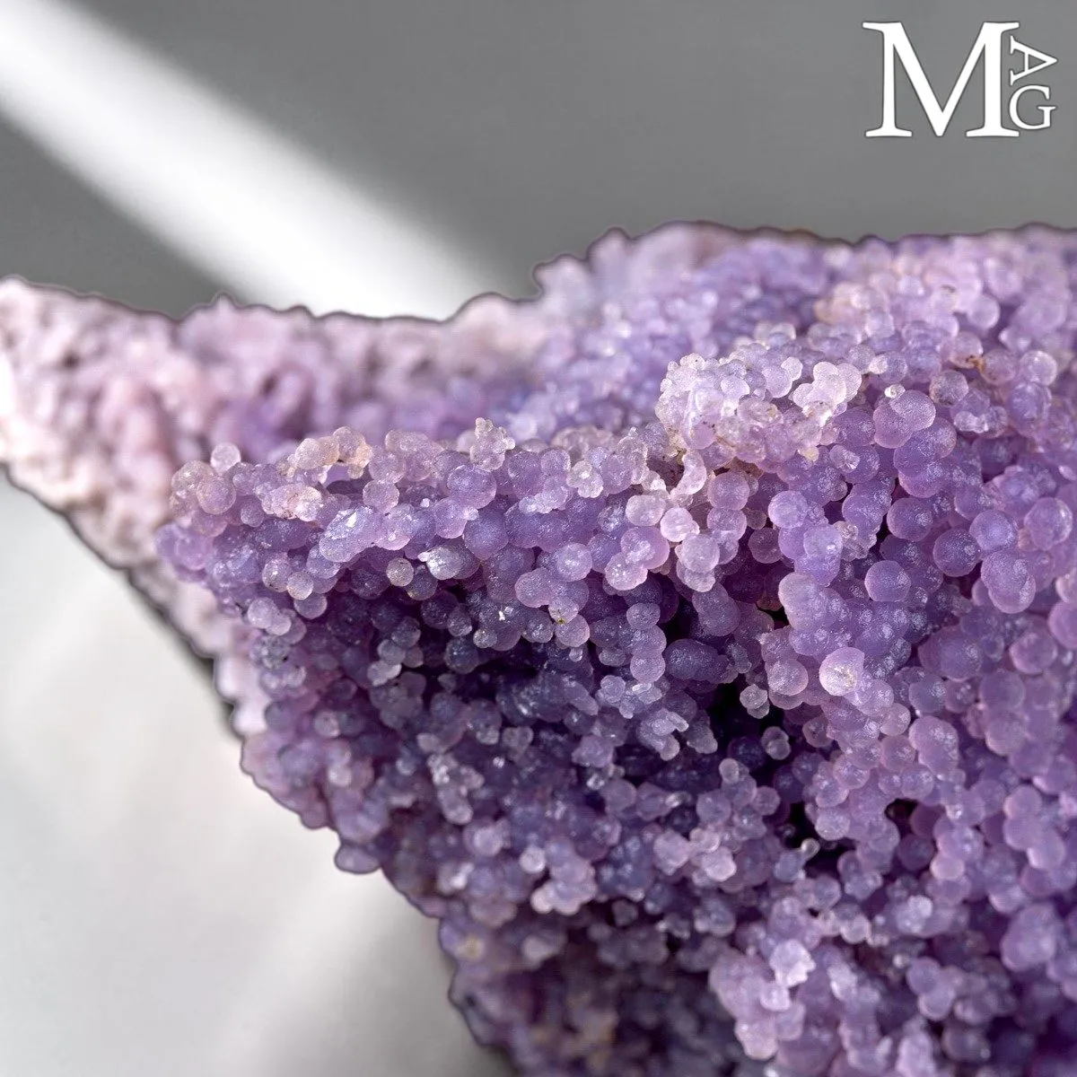 Grape Agate “Batu Manakarra” – Rara Scultura Minerale su Base in Acciaio
