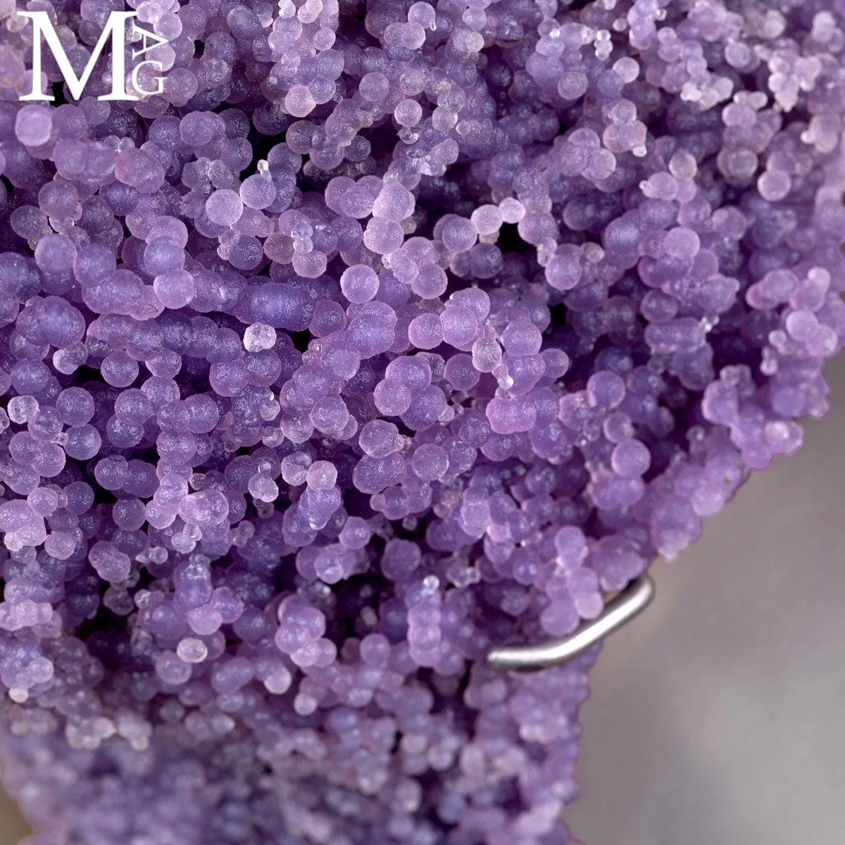Grape Agate “Batu Manakarra” – Rara Scultura Minerale su Base in Acciaio