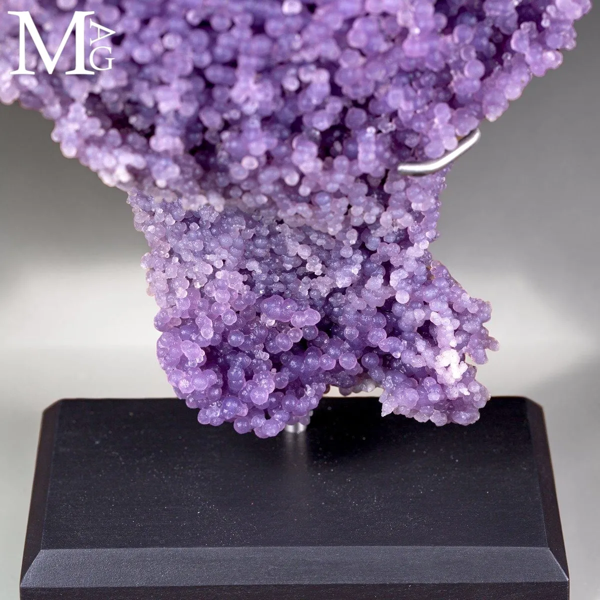 Grape Agate “Batu Manakarra” – Rara Scultura Minerale su Base in Acciaio