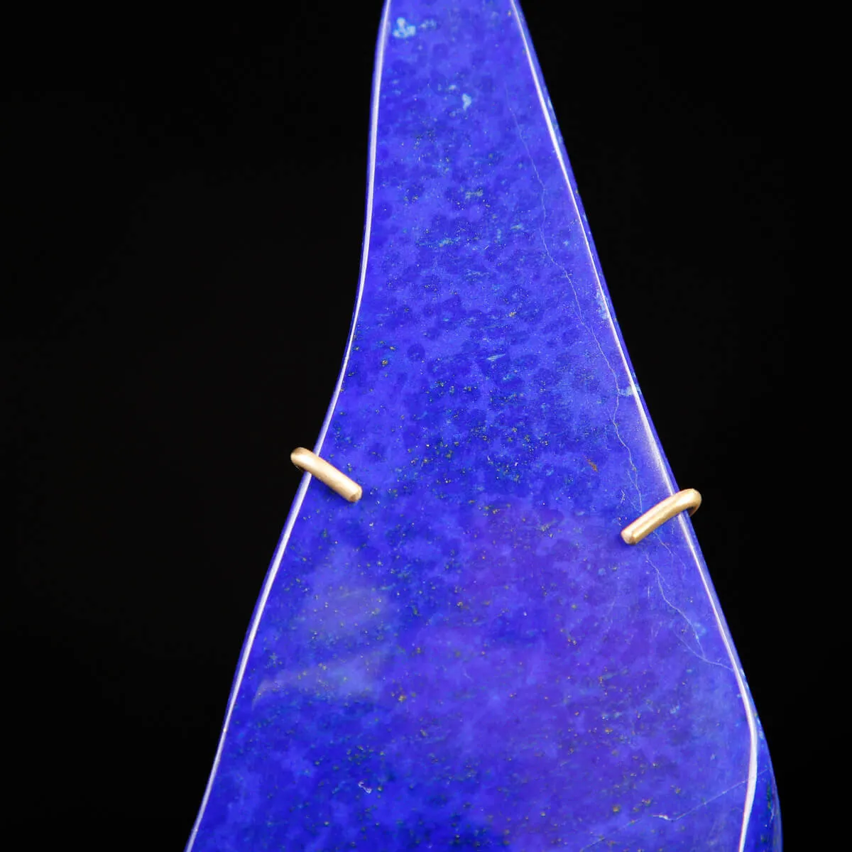 Lastra Scultorea in Lapislazzuli – Su Base Decorativa.