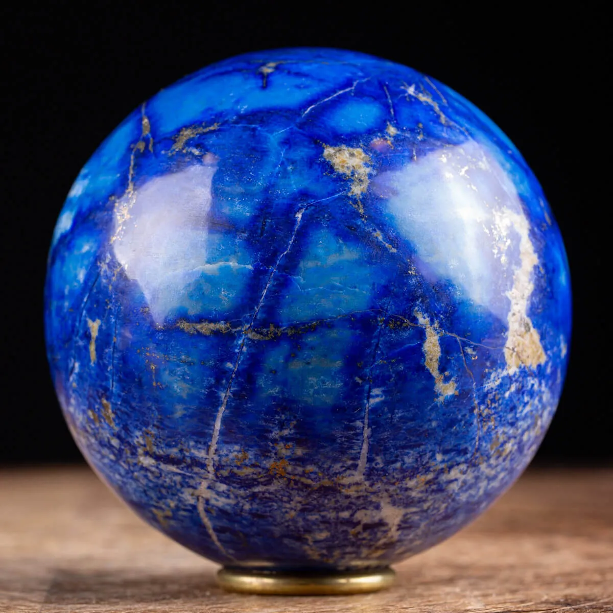 Sfera in Lapis: Eleganza Naturale.