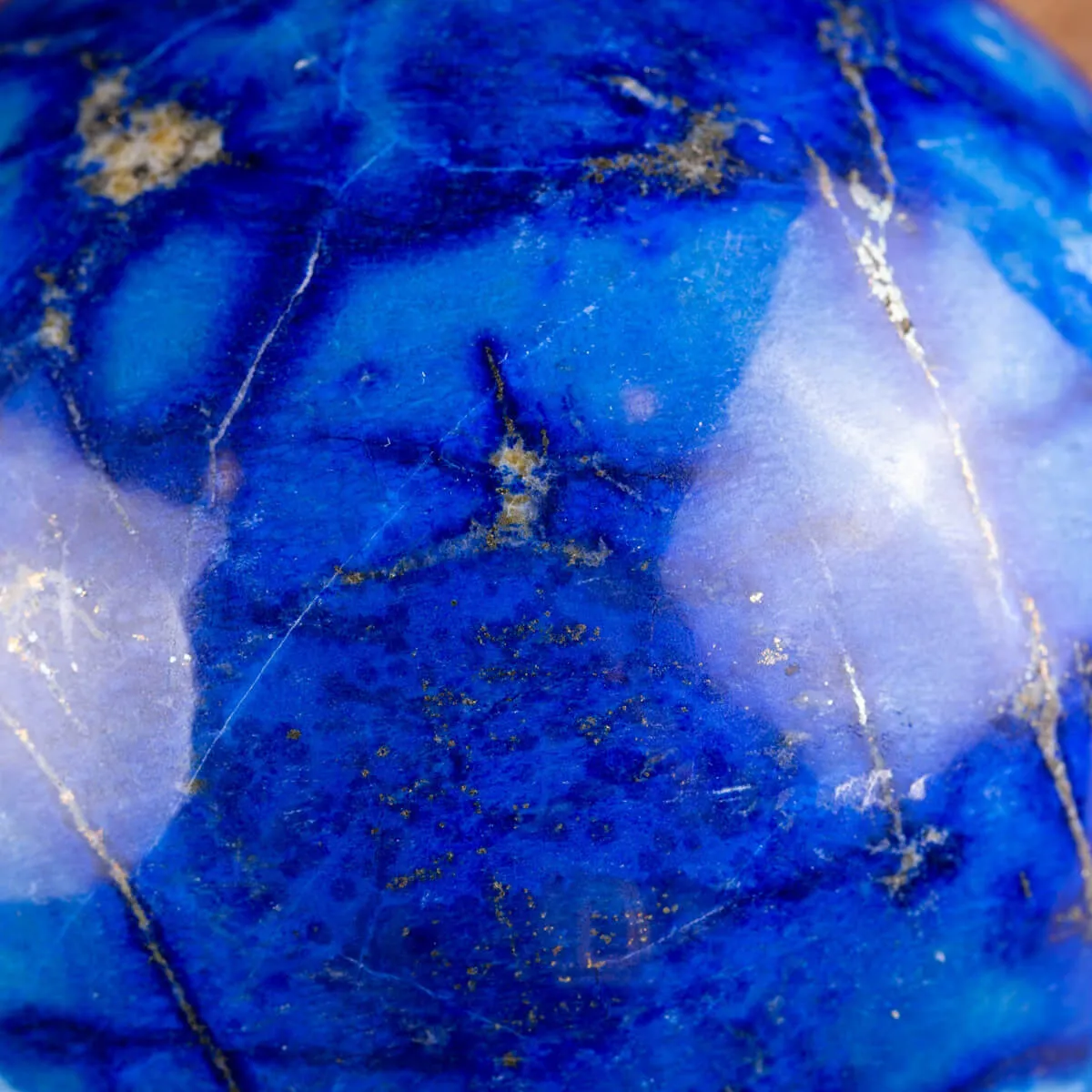 Sfera in Lapis: Eleganza Naturale.