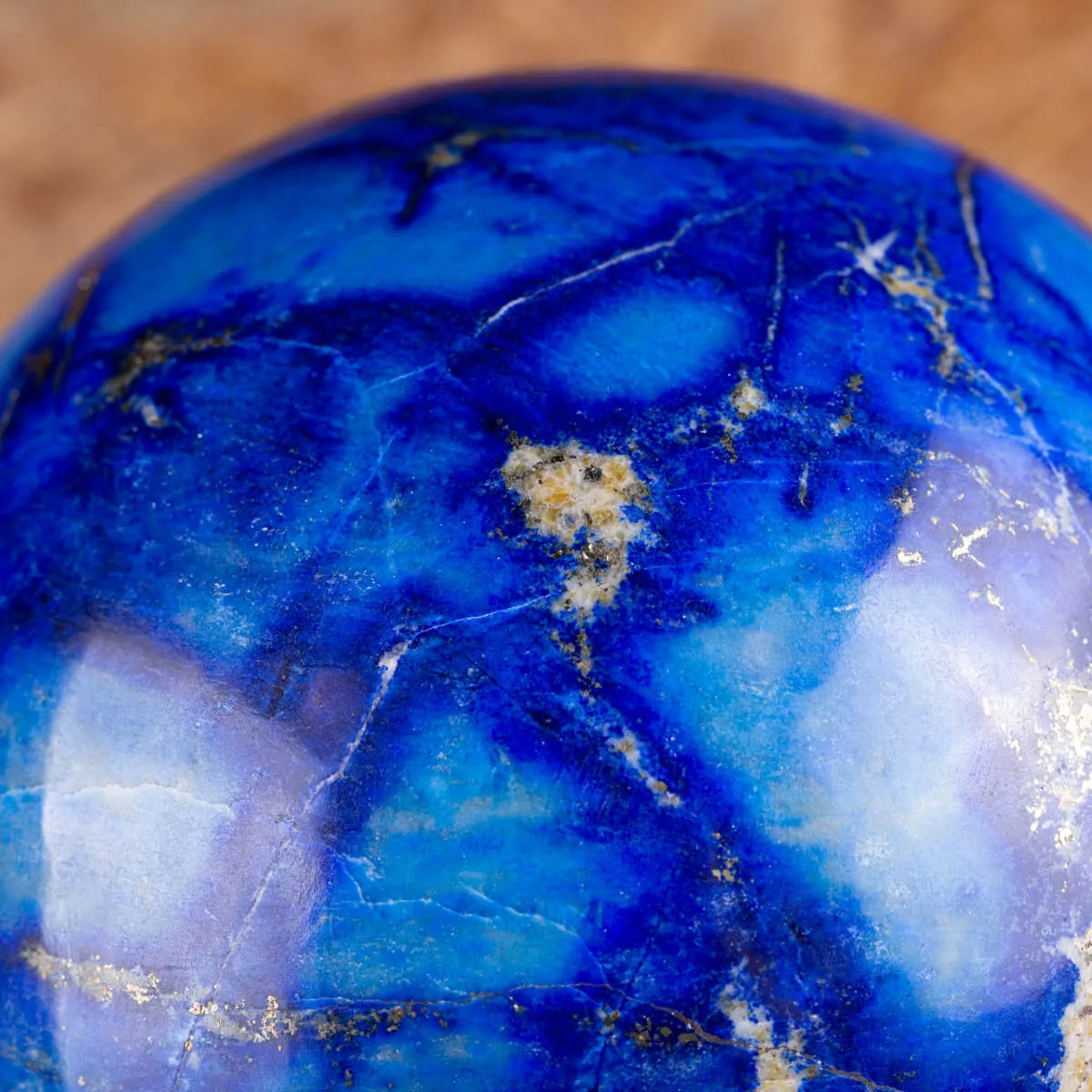 Sfera in Lapis: Eleganza Naturale.