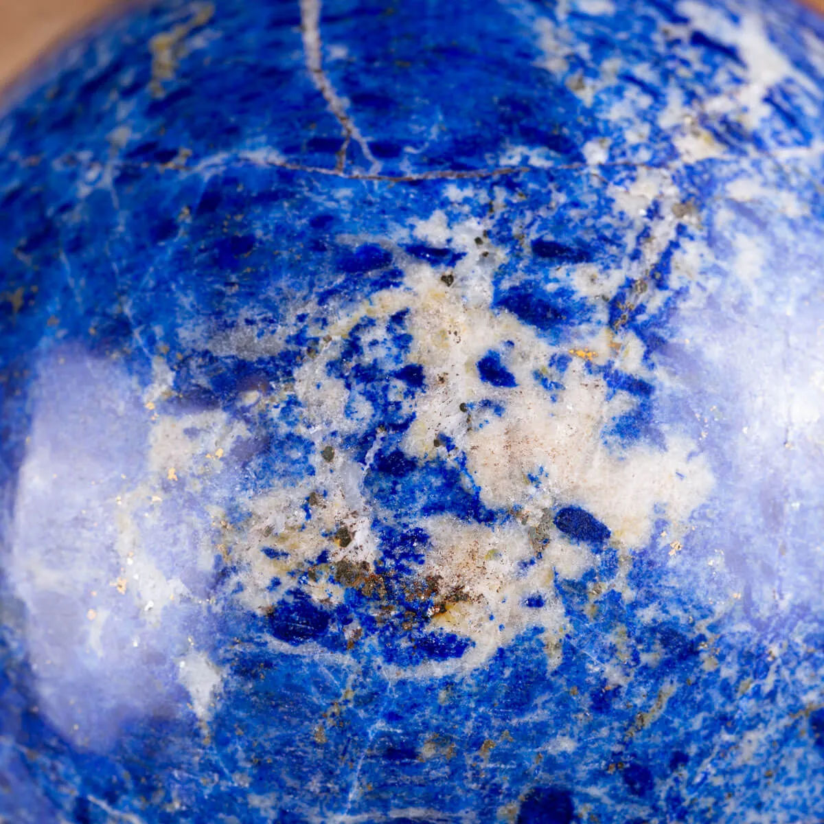 Sfera in Lapis: Eleganza Naturale.