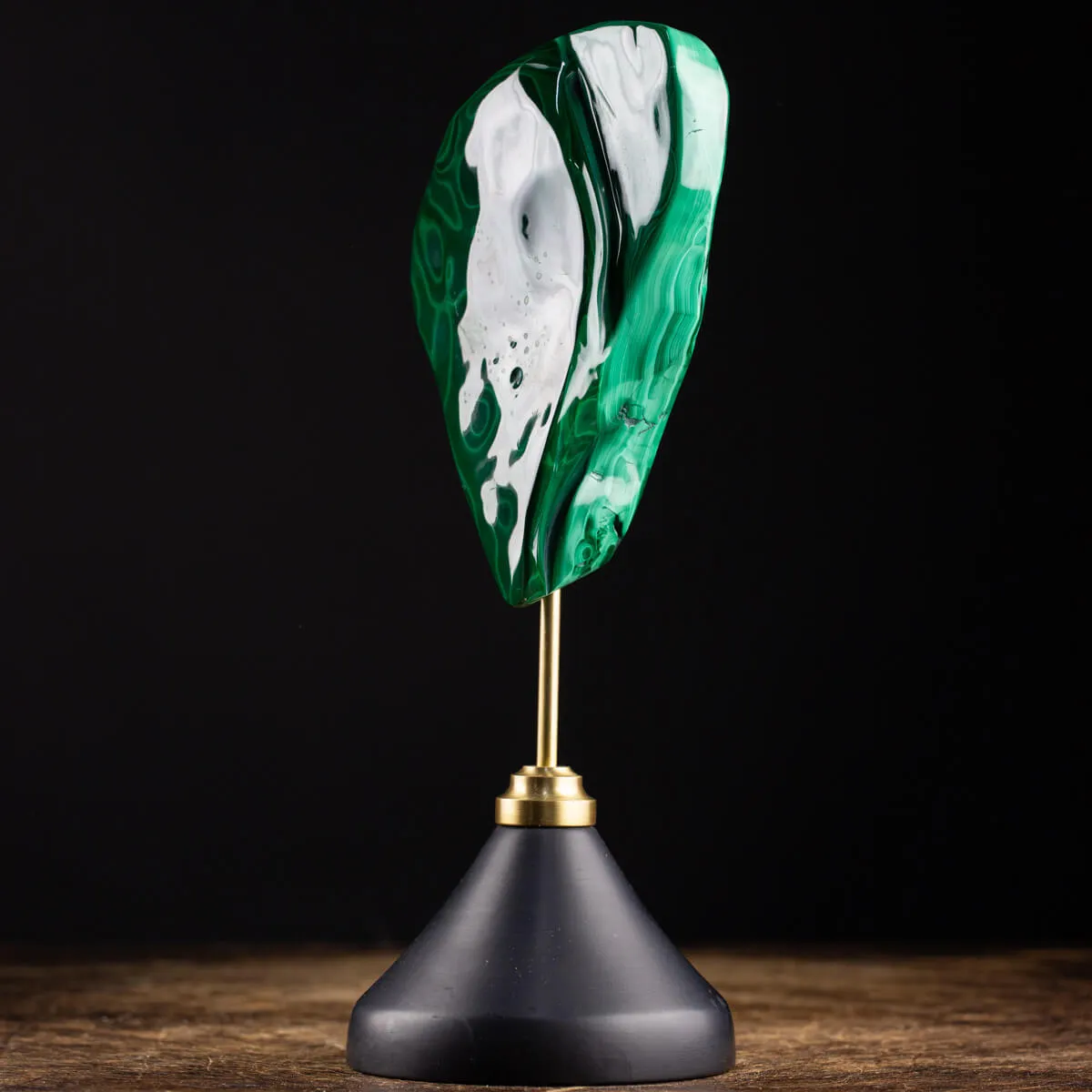 Malachite su piedistallo in legno e ottone