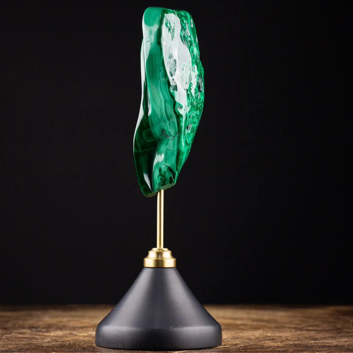 Malachite su piedistallo in legno e ottone