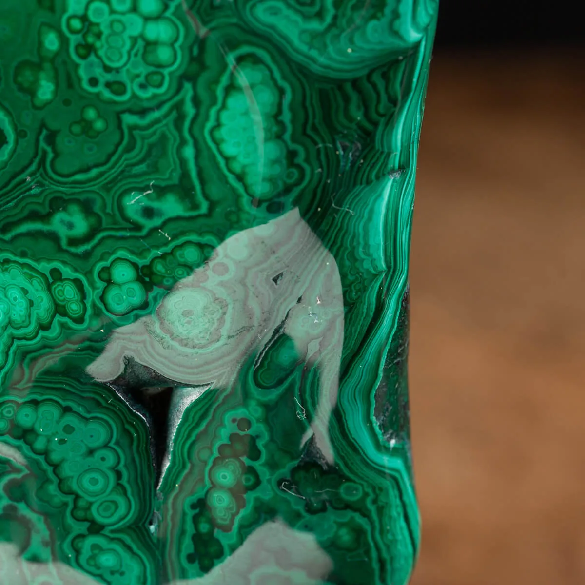 Malachite su Piedistallo in Ottone e Legno
