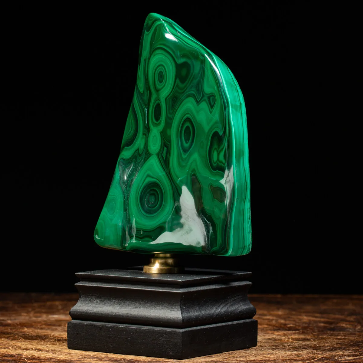 Malachite su piedistallo in legno e ottone