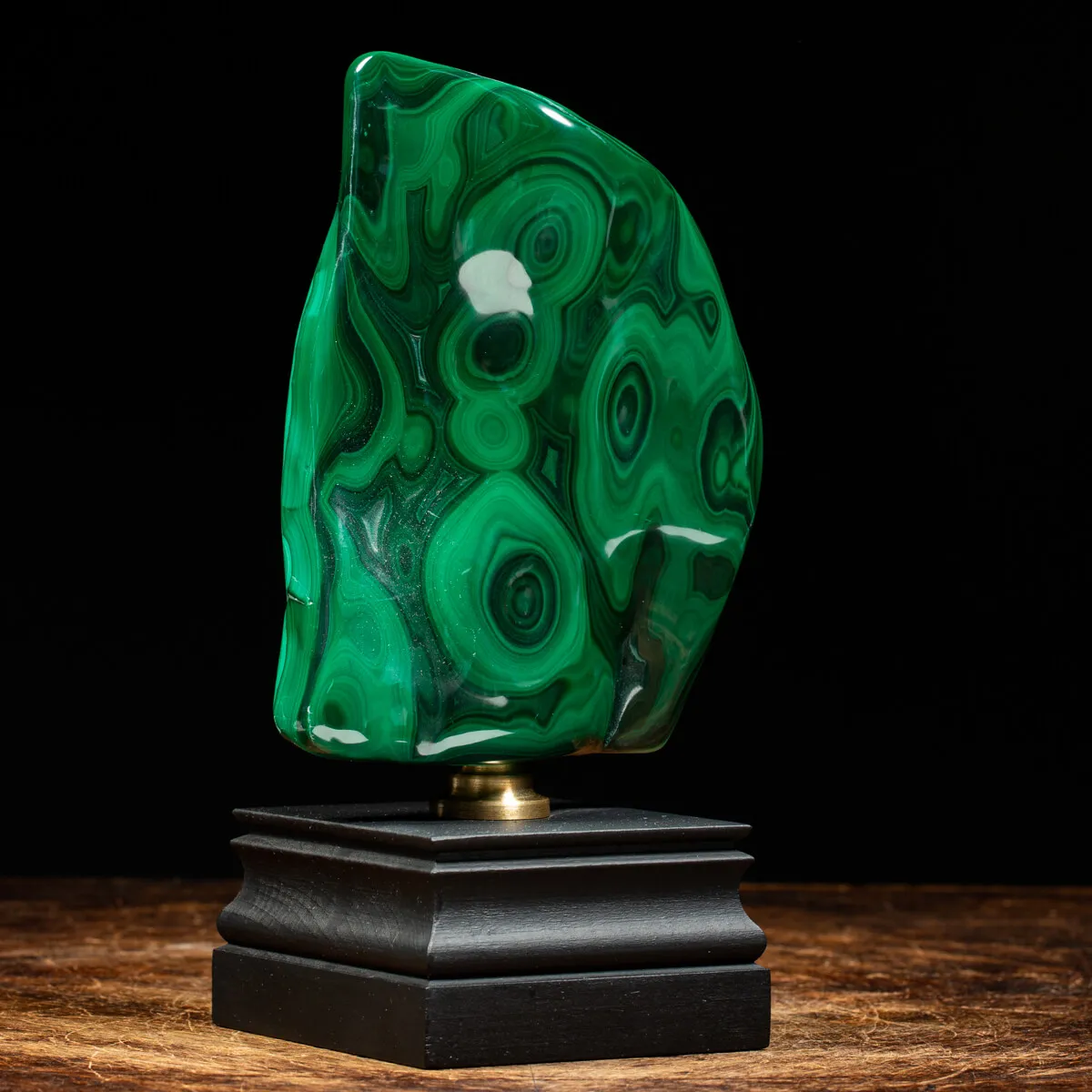 Malachite su piedistallo in legno e ottone
