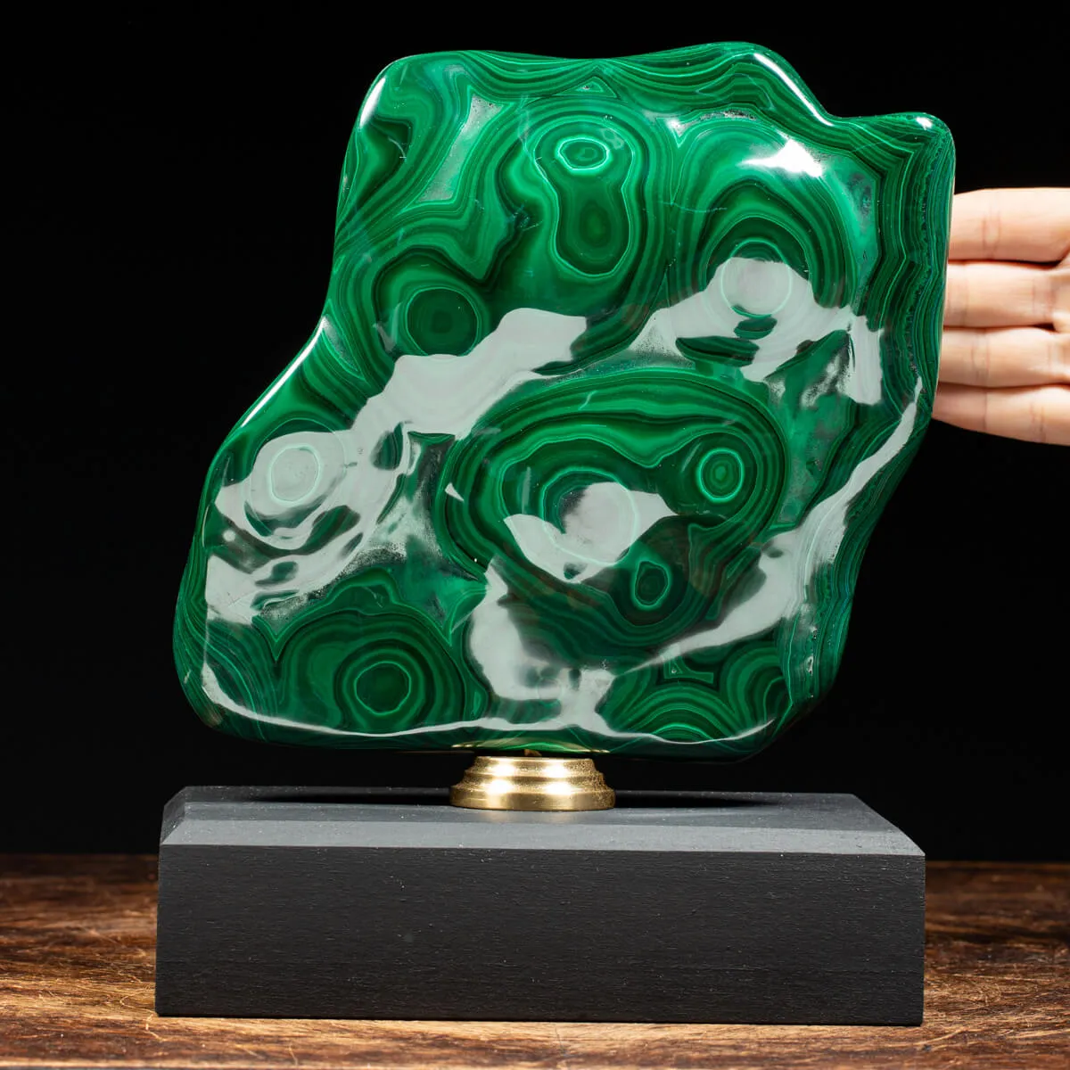 Malachite su piedistallo in legno e ottone