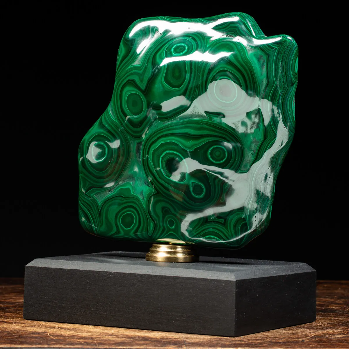 Malachite su piedistallo in legno e ottone