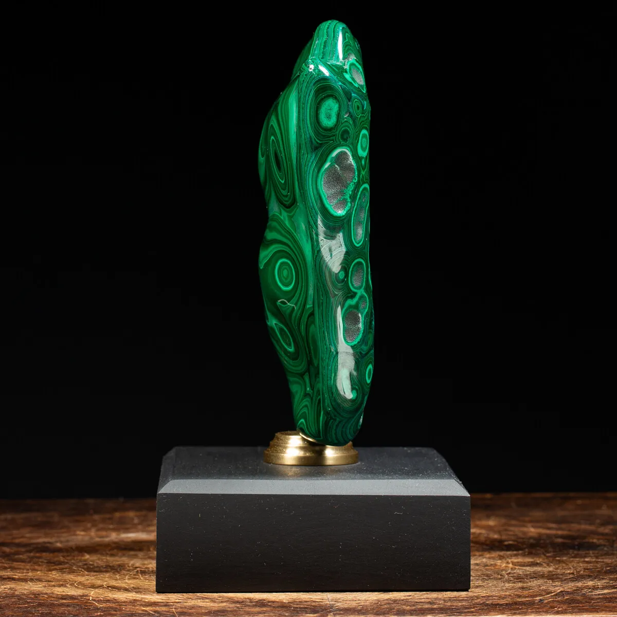 Malachite su piedistallo in legno e ottone