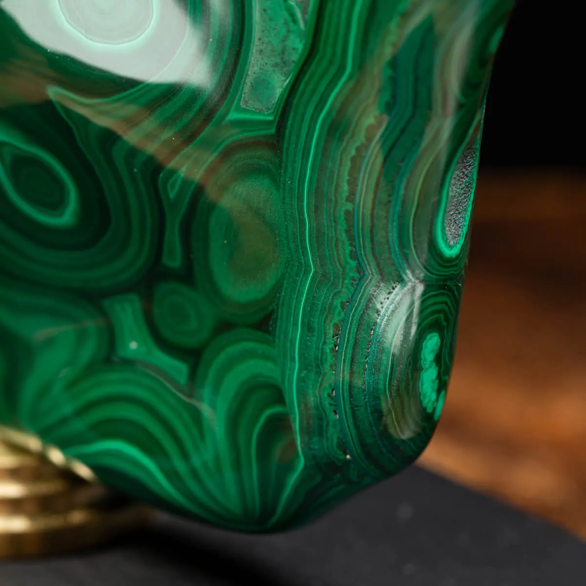 Malachite su piedistallo in legno e ottone
