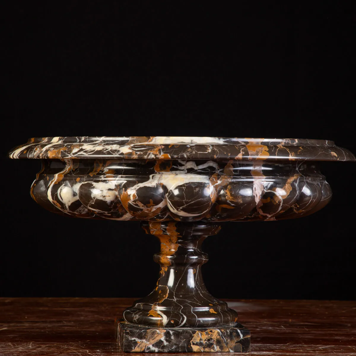 Vaso in Nero Michelangelo - Eleganza Intramontabile.