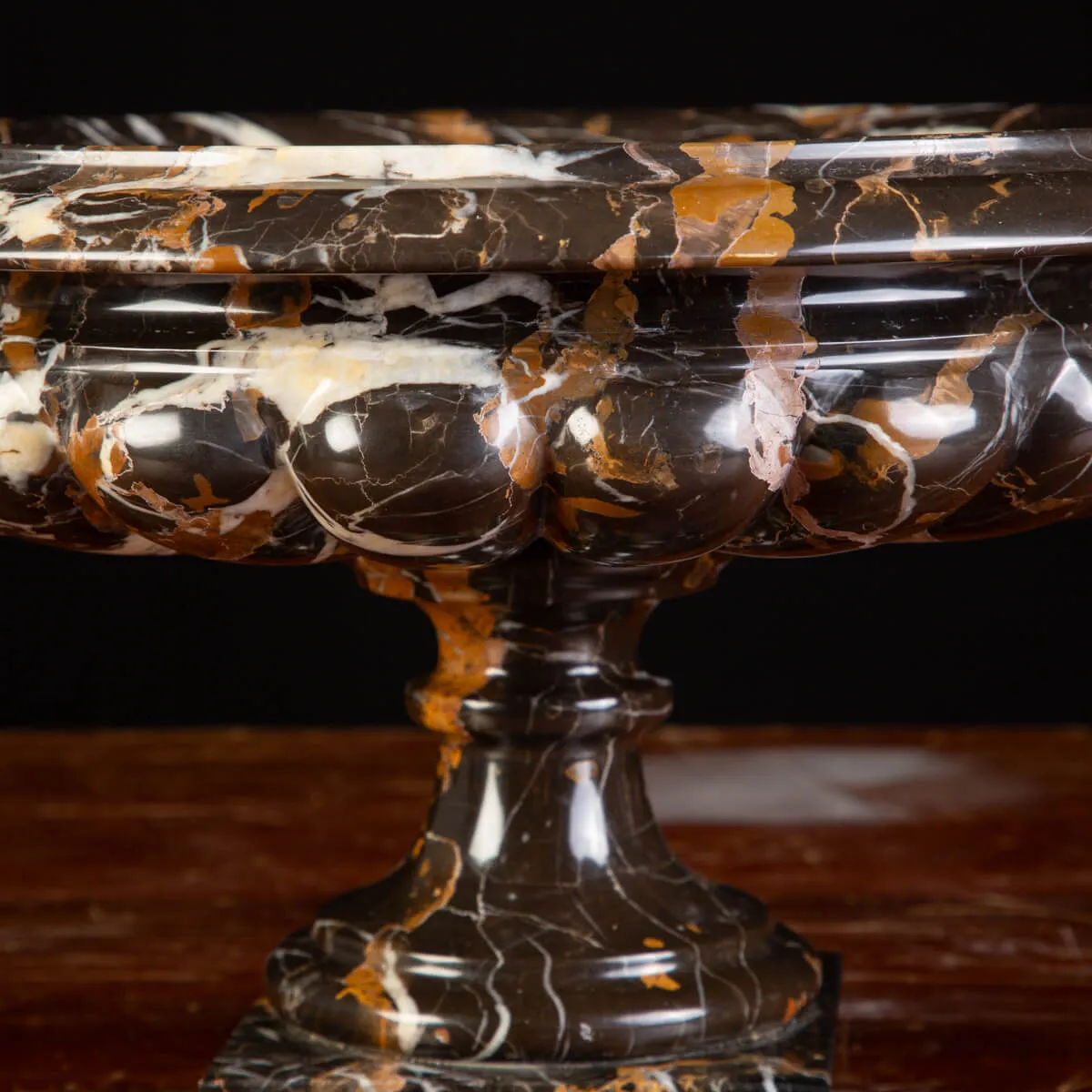 Vaso in Nero Michelangelo - Eleganza Intramontabile.