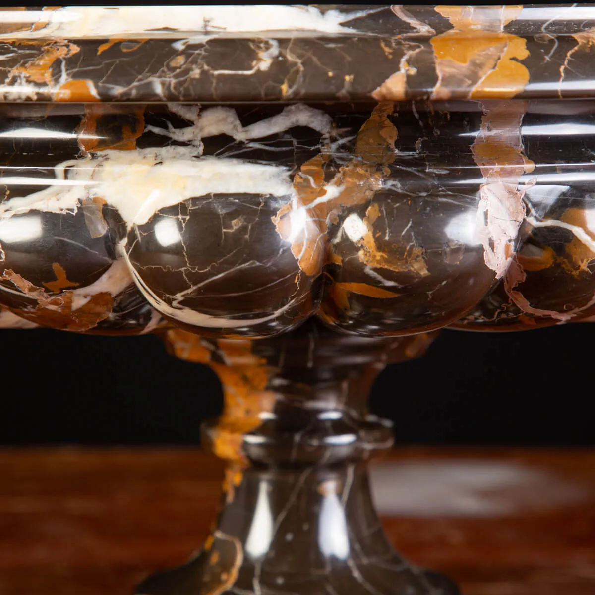 Vaso in Nero Michelangelo - Eleganza Intramontabile.